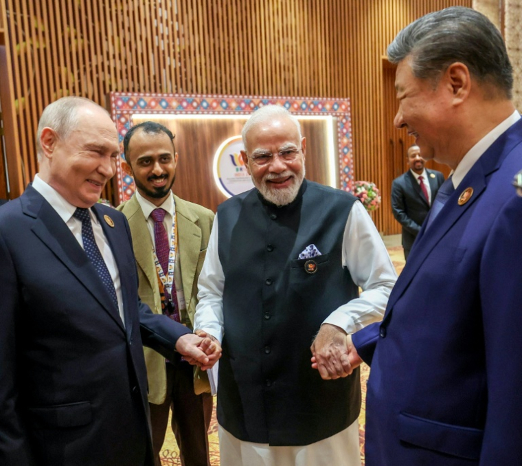 Photo prise et diffusée le 12 septembre 2026 par le Bureau d'information de presse indien (PIB) montrant le Premier ministre indien Narendra Modi (C), le président chinois Xi Jinping (D) et le président Russe Vladimir Poutine lors du sommet des BRICS, à New Delhi  ( Indian Press Information Bureau (PIB) / Handout )