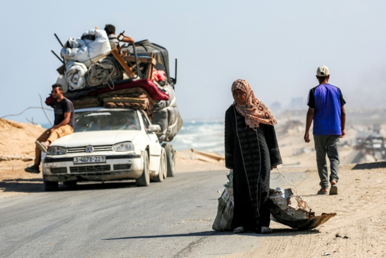 Des Palestiniens circulent sur une route côtière reliant la ville de Gaza, qu'ils évacuent, et celle de Nousseirat (centre), le 9 septembre 2025 ( AFP / Eyad BABA )