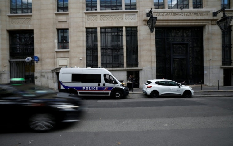 Un véhicule de police devant le siège de la Bank of America à Paris, le 28 mars 2026, après un attentat à l'explosif déjoué ( AFP / Sebastien DUPUY )
