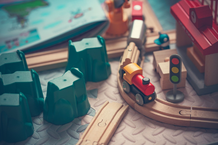 Les Français achètent 81 millions de jouets en novembre et décembre, soit la moitié des achats annuels pour ce secteur. (Crédits photo : Unsplash - Jerry Wang )