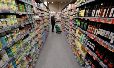 Une cliente cherche dans une allée d'un magasin à Paris