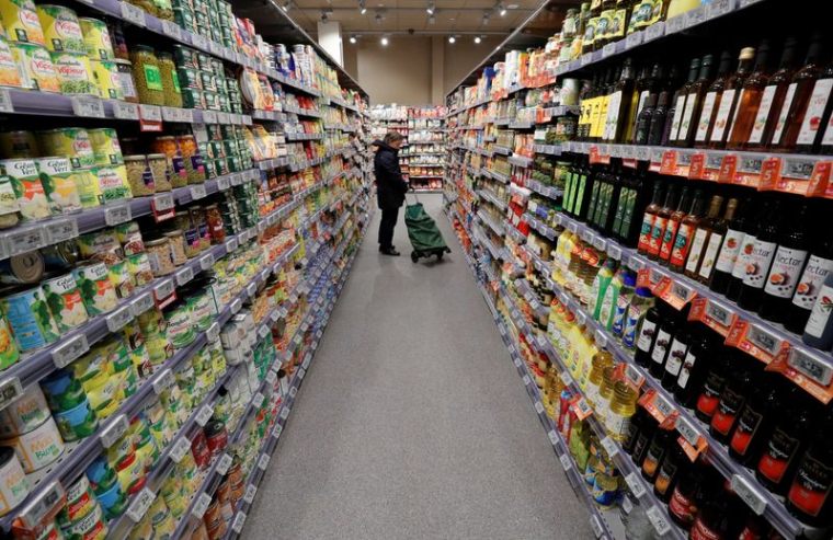 Une cliente cherche dans une allée d'un magasin à Paris