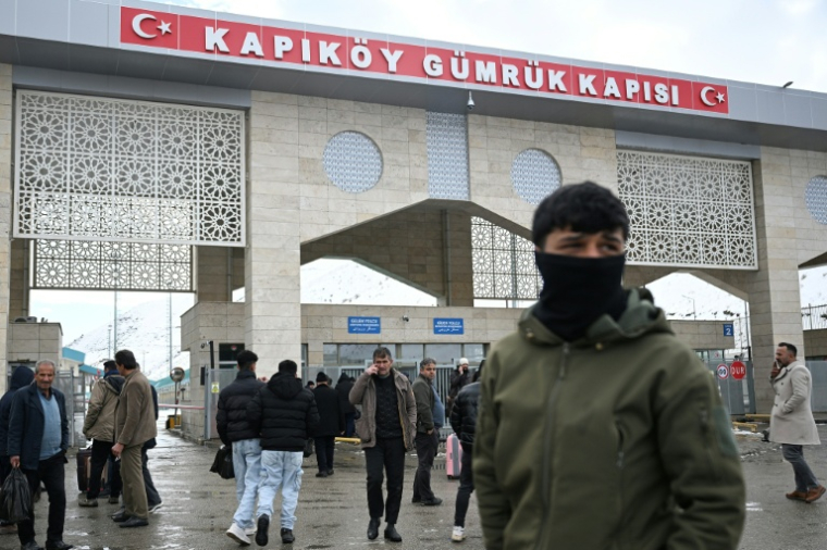 Des Iraniens arrivent en Turquie à travers le point de passage de Razi-Kapiköy, le 1er février 2026 ( AFP / Ozan KOSE )