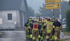 Des pompiers préparent leurs opérations à Kalterherberg alors qu'un feu de forêt dans la réserve naturelle des Hautes Fagnes menace une zone allemande voisine, le 17 août 2026 en Belgique ( AFP / INA FASSBENDER )