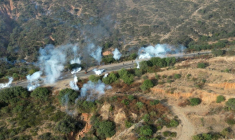 Des soldats et des policiers antiémeutes s'affrontent avec des partisans de l'ancien présidentEvo Morales, qui ont installé un barrage routier près de Pirque, dans le département de Cochabamba, en Bolivie, le 11 juin 2025 ( AFP / FERNANDO CARTAGENA )
