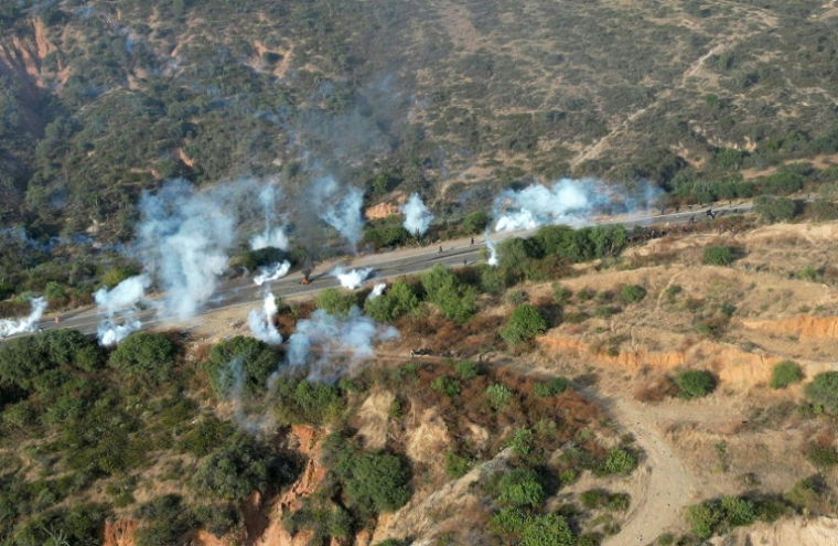 Des soldats et des policiers antiémeutes s'affrontent avec des partisans de l'ancien présidentEvo Morales, qui ont installé un barrage routier près de Pirque, dans le département de Cochabamba, en Bolivie, le 11 juin 2025 ( AFP / FERNANDO CARTAGENA )