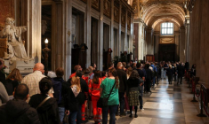 Des personnes font la queue pour se rendre sur la tombe du pape François dans la basilique Sainte-Marie-Majeure