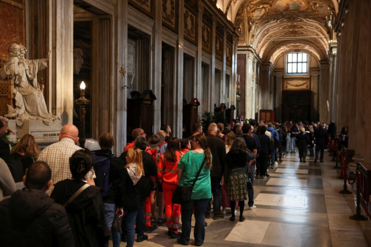 Des personnes font la queue pour se rendre sur la tombe du pape François dans la basilique Sainte-Marie-Majeure