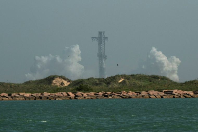 La fusée Starship de SpaceX avant son lancement prévu depuis Starbase, lors du 13e vol d'essai à South Padre Island, au Texas, le 16 juillet 2026 ( AFP / Gabriel V. Cardenas )