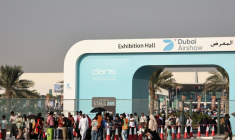 Le public quitte le site du salon aéronautique de Dubaï le 21 novembre 2025 après le crash d'un avion de chasse indien, aux Emirats Arabes Unis ( AFP / Fadel SENNA )