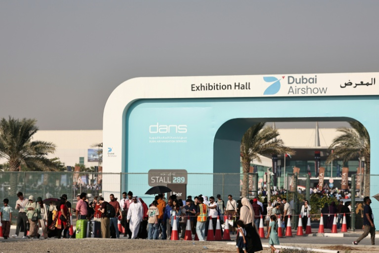 Le public quitte le site du salon aéronautique de Dubaï le 21 novembre 2025 après le crash d'un avion de chasse indien, aux Emirats Arabes Unis ( AFP / Fadel SENNA )