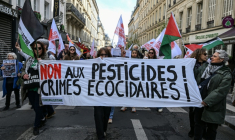 Des manifestants rassemblés pour l'édition 2026 de la "Marche pour un Printemps Bruyant" contre l'usage des pesticides, à Paris, le 4 avril 2026 ( AFP / Anna KURTH )