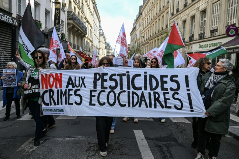 Des manifestants rassemblés pour l'édition 2026 de la "Marche pour un Printemps Bruyant" contre l'usage des pesticides, à Paris, le 4 avril 2026 ( AFP / Anna KURTH )