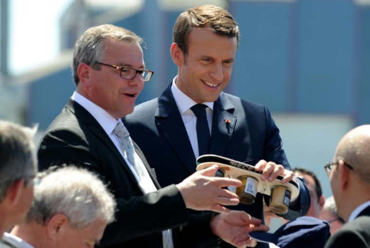 Le président du comité national des pêches, Olivier Le Nézet, avec à sa droite le président de la République Emmanuel Macron, le 1er juin 2017 au port de Lorient dans le Morbihan ( AFP / FRED TANNEAU )