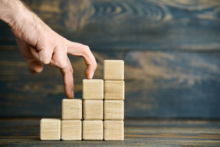 PEA : bientôt sans limite de versement et avec avantages successoraux de l’assurance-vie ? / iStock.com - Viktor_Gladkov