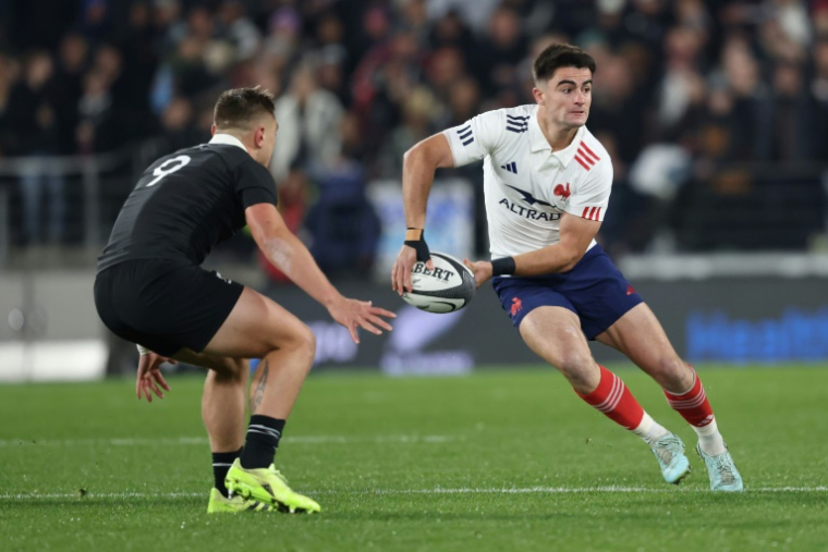 Le demi de mêlée du XV de France Nolann Le Garrec au cours du test-match contre la Nouvelle-Zélande le 19 juillet 2025 à Hamilton ( AFP / Michael Bradley )