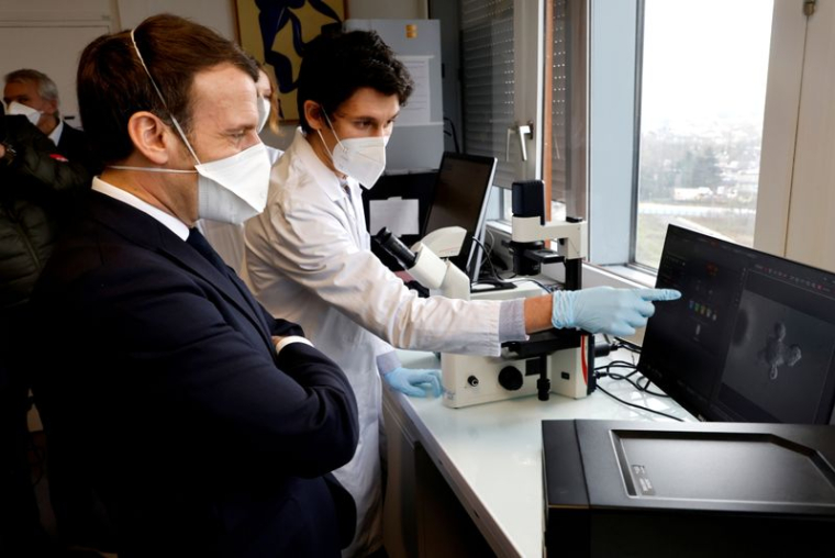 FRANCE: MACRON PRÉSENTE UN PLAN À 10 ANS POUR FAIRE RECULER LE CANCER