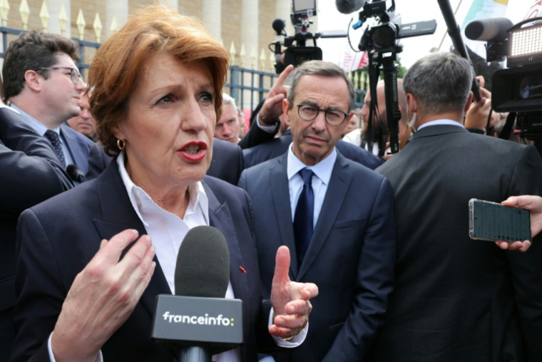 La ministre de l'Agriculture, Annie Genevard, aux côtés du ministre de l'Intérieur, Bruno Retailleau, lors d'une manifestation organisée par les syndicats FNSEA et Jeunes Agriculteurs (JA) devant l'Assemblée nationale à Paris, le 26 mai 2025 ( AFP / Thomas SAMSON )