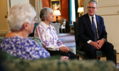 Le Premier ministre britannique Keir Starmer participe à une réunion avec des militantes à propos d'adoptions forcées, à Downing Street, à Londres, le 2 juillet 2026 ( POOL / Isabel Infantes )