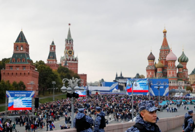 Les gens marchent vers la Place Rouge pour assister à des événements marquant l'annexion des territoires sous contrôle russe de quatre régions ukrainiennes
