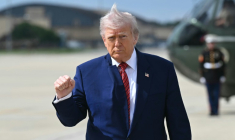 Le président américain Donald Trump à la base Andrews, dans le Maryland, avant d'embarquer à bord d'Air Force One à destination du New Jersey, le 23 mai 2025 ( AFP / SAUL LOEB )