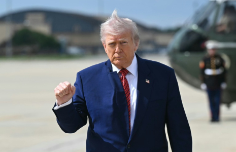 Le président américain Donald Trump à la base Andrews, dans le Maryland, avant d'embarquer à bord d'Air Force One à destination du New Jersey, le 23 mai 2025 ( AFP / SAUL LOEB )