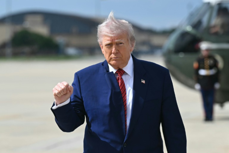 Le président américain Donald Trump à la base Andrews, dans le Maryland, avant d'embarquer à bord d'Air Force One à destination du New Jersey, le 23 mai 2025 ( AFP / SAUL LOEB )