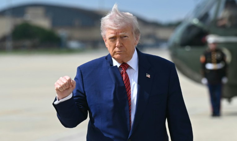 Le président américain Donald Trump à la base Andrews, dans le Maryland, avant d'embarquer à bord d'Air Force One à destination du New Jersey, le 23 mai 2025 ( AFP / SAUL LOEB )