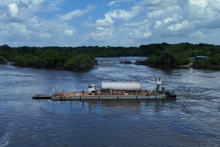 Un ferry sur le fleuve Essequibo, à Kurupukari, au Guyana, le 28 août 2025 ( AFP / Joaquin Sarmiento )
