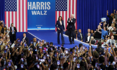 Kamala Harris et Tim Walz saluent leurs partisans lors d'un rassemblement électoral à Philadelphie