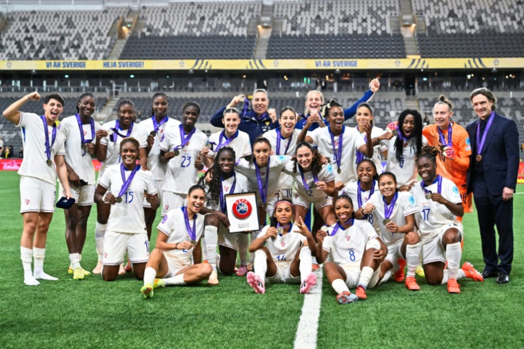 Les joueuses françaises fêtent leur médaille de bronze après avoir remporté la 3e place de la Ligue des nations aux dépens de la Suède, le 2 décembre 2025 à Stockholm ( TT NEWS AGENCY / Jonas EKSTROMER )