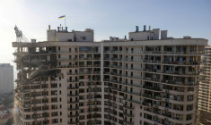 Des étages d'un immeuble d'habitation détruits après des frappes de missiles et de drones russes sur la ville portuaire ukrainienne d'Odessa, le 12 septembre 2026   ( AFP / Oleksandr GIMANOV )