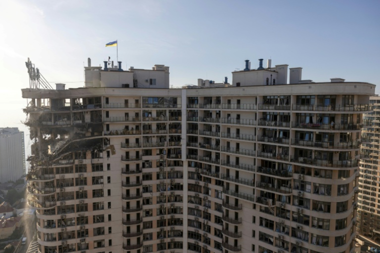 Des étages d'un immeuble d'habitation détruits après des frappes de missiles et de drones russes sur la ville portuaire ukrainienne d'Odessa, le 12 septembre 2026   ( AFP / Oleksandr GIMANOV )