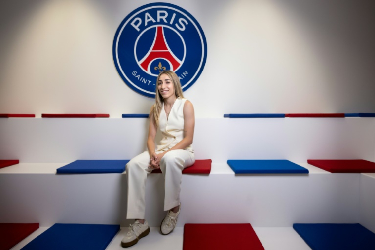 La défenseuse espagnole Olga Carmona, championne du monde, pose sous le logo du PSG à Paris le 13 juin 2025 ( AFP / JOEL SAGET )