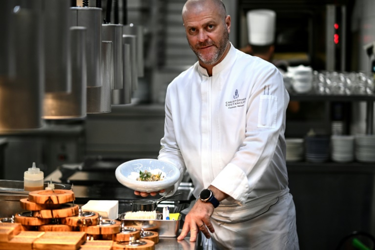 Le chef étoilé Christopher Coutanceau dans les cuisines de son restaurant à La Rochelle, le 1er avril 2025 ( AFP / Christophe ARCHAMBAULT )