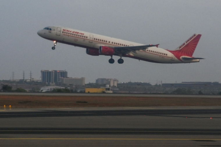 Un avion de la compagnie Air India décolle de l'aéroport de Bangalore, le 12 avril 2024 en Inde ( AFP / Idrees MOHAMMED )