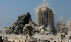 Frappe israélienne sur la tour Mushtaha, utilisée selon l'armée israélienne par le Hamas, dans la ville de Gaza, le 5 septembre 2025 ( AFP / Omar AL-QATTAA )