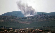 Un panache de fumée après une frappe aérienne israélienne sur le village de Zibqin, dans le sud du Liban, le 17 mai 2026  ( AFP / Kawnat HAJU )