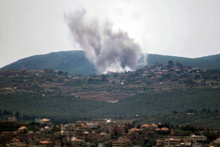Un panache de fumée après une frappe aérienne israélienne sur le village de Zibqin, dans le sud du Liban, le 17 mai 2026  ( AFP / Kawnat HAJU )