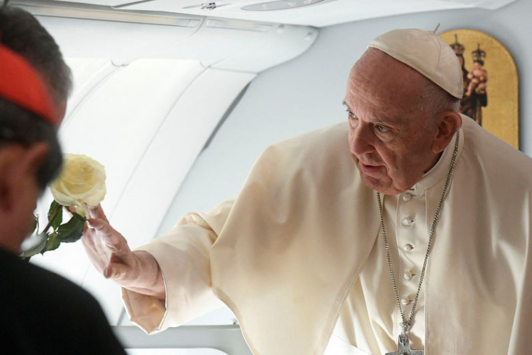 Le pape François à bord d'un avion avant son départ de Noursoultan