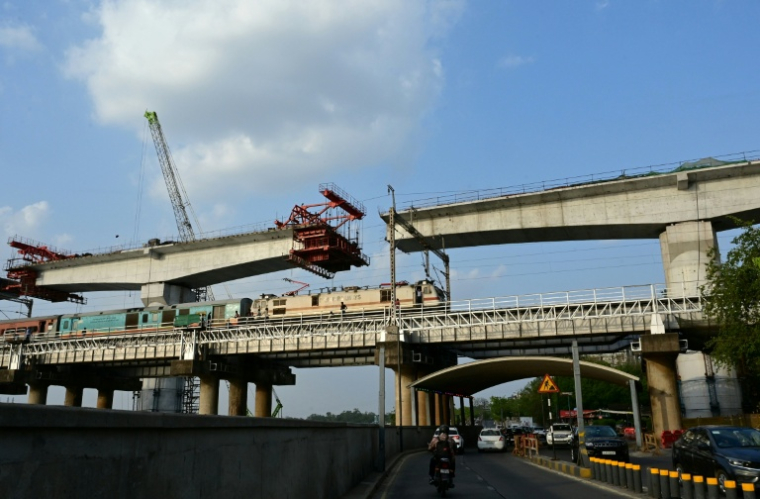 Les travaux en cours sur le chantier du futur train à grande vitesse Ahmedabad-Mumbai à Ahmedabad le 24 juin 2026, en Inde ( AFP / Shammi MEHRA )
