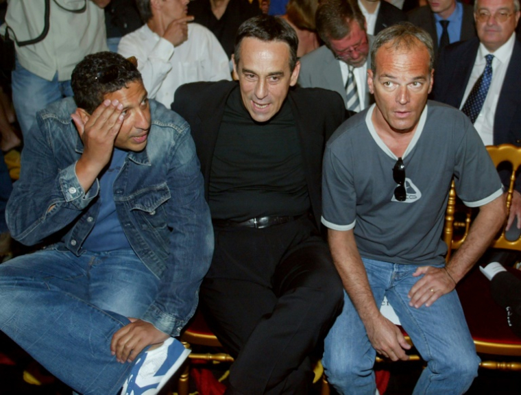 L'animateur de télévision française Thierry Ardisson, aux côtés de l'acteur et humoriste français Smaïn (G) et de l'humoriste Laurent Baffie, lors d'une vente aux enchères au profit de Reporters sans frontières (RSF) le 16 juin 2003 ( AFP / Martin BUREAU )