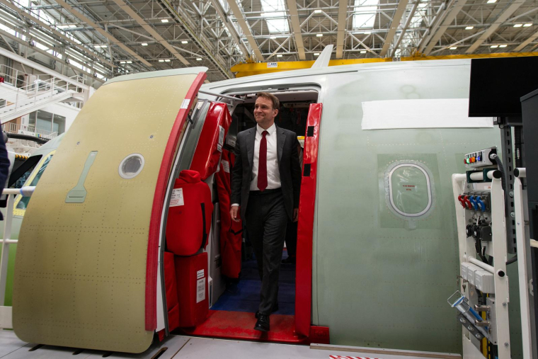 Le ministre de l'Industrie et de l'Energie en visite chez Airbus à Toulouse-Blagnac le 4 avril 2025. ( AFP / MATTHIEU RONDEL )
