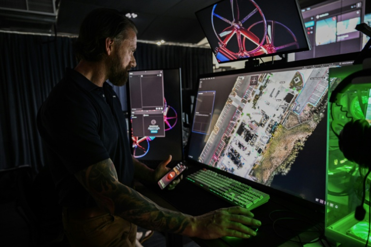 Khristof Oborski, directeur des opérations tactiques de la startup Campus Guardian Angel, montre l'utilisation de drones dans des fusillades dans des écoles, à Austin, le 9 mai 2026 au Texas ( AFP / RONALDO SCHEMIDT )