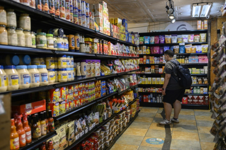 Une personne fait ses courses dans un supermarché à New York le 13 juillet 2022 ( AFP / ANGELA WEISS )