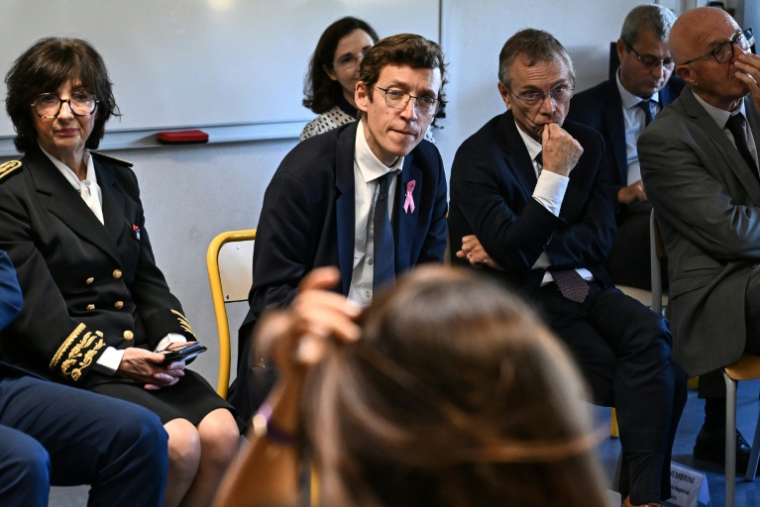 Le ministre de l'Éducation Edouard Geffray rencontre des lycéens du lycée des Graves à Gradignan, près de Bordeaux, le 15 octobre 2026 en Gironde ( AFP / Christophe ARCHAMBAULT )