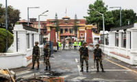 Des militaires en patrouille à l'extérieur de la résidence du président incendiée à Katmandou le 10 septembre 2025 au Népal ( AFP / PRABIN RANABHAT )