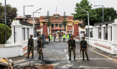 Des militaires en patrouille à l'extérieur de la résidence du président incendiée à Katmandou le 10 septembre 2025 au Népal ( AFP / PRABIN RANABHAT )