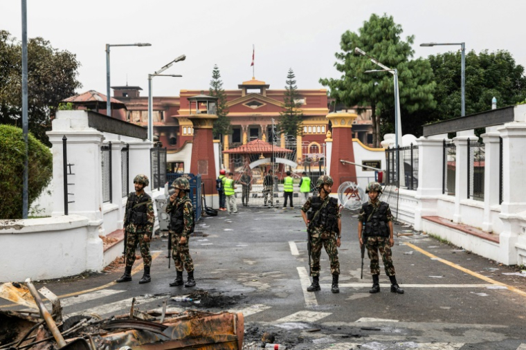 Des militaires en patrouille à l'extérieur de la résidence du président incendiée à Katmandou le 10 septembre 2025 au Népal ( AFP / PRABIN RANABHAT )