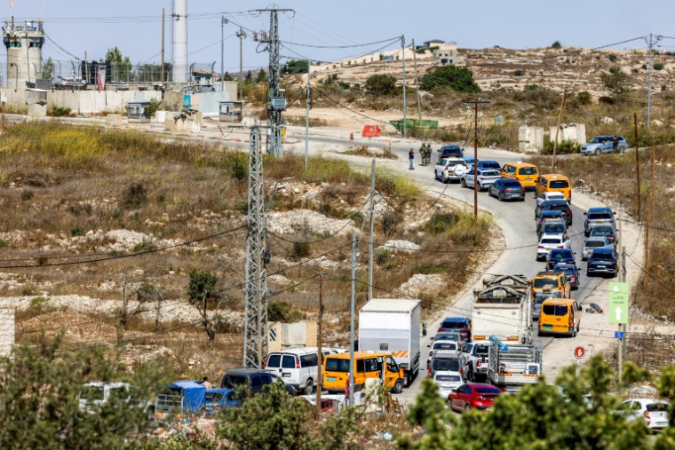 File de véhicules devant le poste de contrôle militaire israélien fermé d'Atara, près de Ramallah, en Cisjordanie occupée, le 20 septembre 2026  ( AFP / Zain JAAFAR )